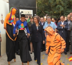 Doña Sofía es recibida por los alumnos a su llegada al Proyecto Social de la ONGD Futuro Vivo